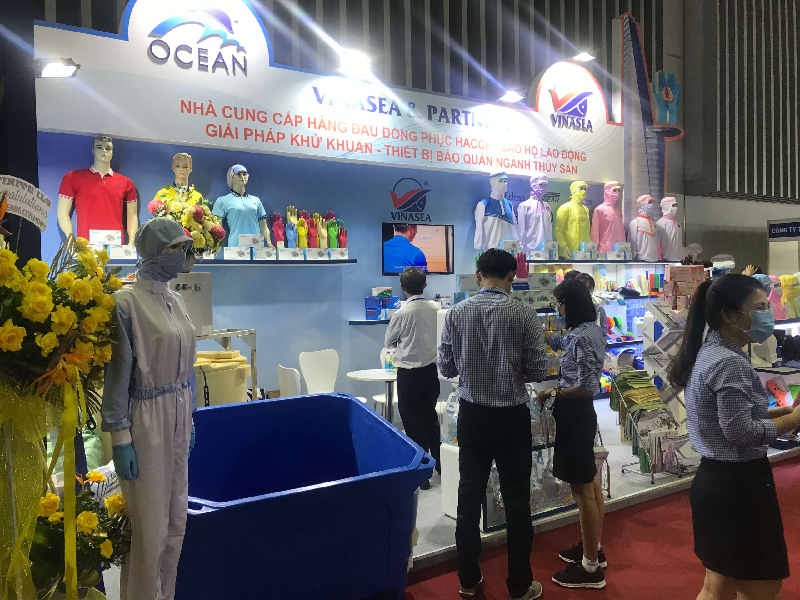 Khách tham quan trưng bày gian hàng Vinasea